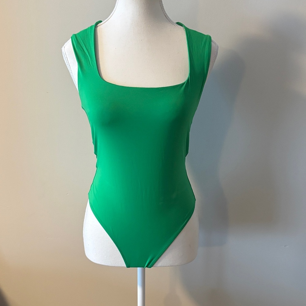 Haute Monde Green Square Neck Sleeveless Bodysuit. Size Medium